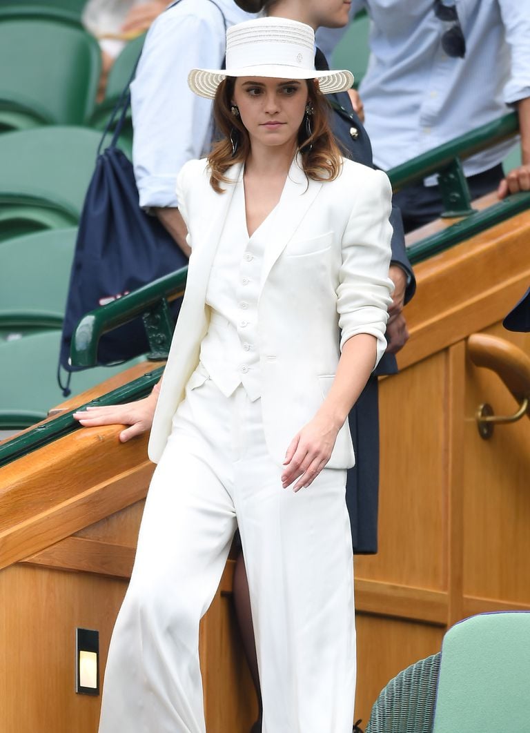 Emma Watson vô tình chọn cho mình thiết kế quần culotte màu trắng, kết hợp cùng phụ kiện mũ rơm khá trùng hợp với công nương Meghan. Cũng dễ lý giải cho điều này vì cả hai bộ trang phục đều của Ralph Lauren.    