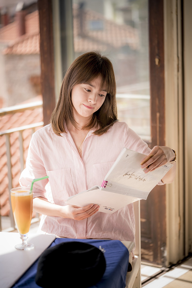 Song Hye Kyo từng diện chiếc sơ mi màu hồng thạch anh thuộc thương hiệu Stylenanda. Thiết kế được bán với giá 45.000 Won (khoảng 840 nghìn đồng)