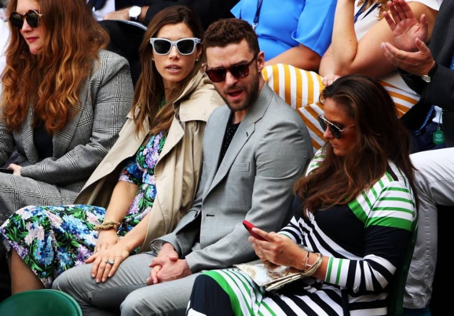 Vợ chồng Justin Timberlake và Jessica Biel (kính trắng) chọn cho mình phong cách cổ điển khi xem các trận đấu nảy lửa.    