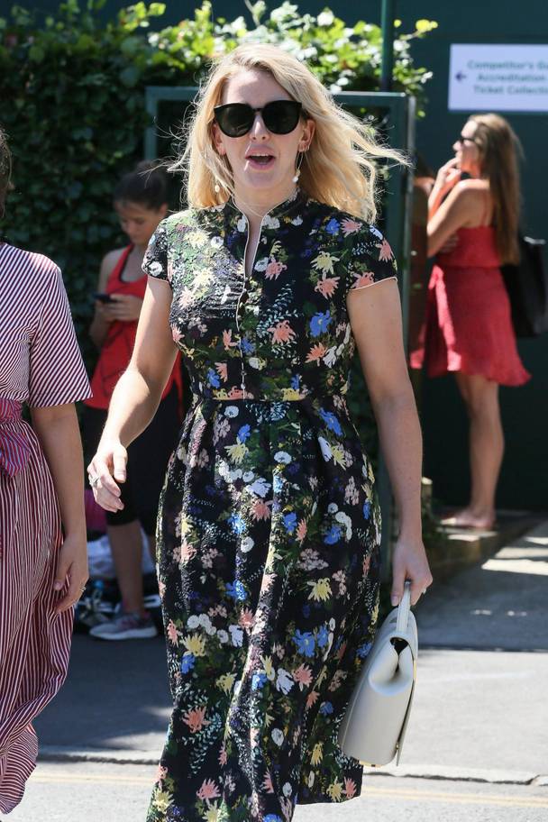 Trang phục in hoa có vẻ rất được ưa chuộng tại Wimbledon. Nữ ca sĩ Ellie Goulding trẻ trung trong thiết kế đầm hoa từ Erdem.    