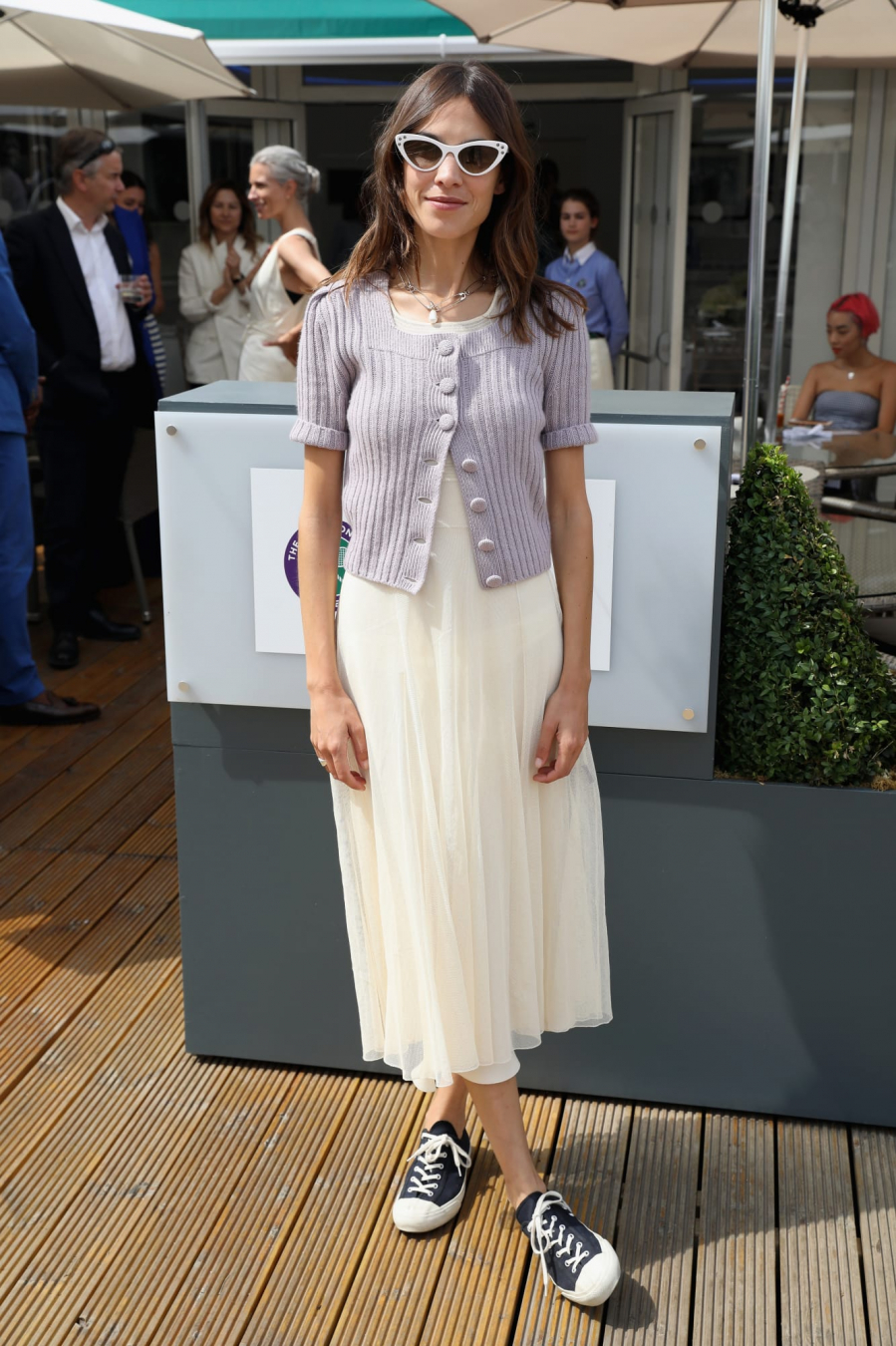 Fashionista Alexa Chung kết hợp trang phục theo phong cách có phần “khó tả” tại Wimbledon năm nay.    