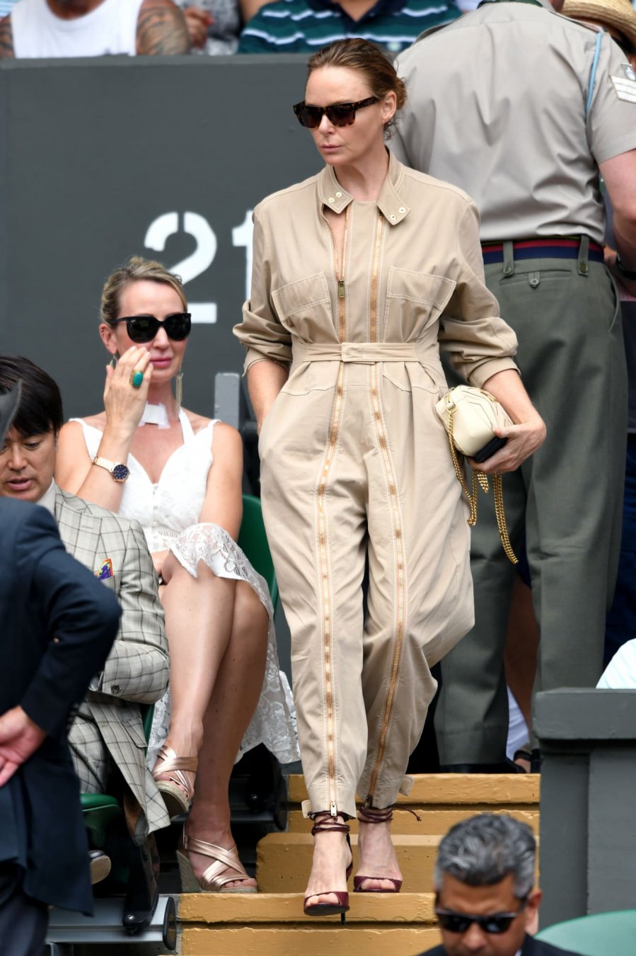 Nhà thiết kế Stella McCartney “chất lừ” trong bộ jumpsuit cá tính do chính bà thiết kế.    
