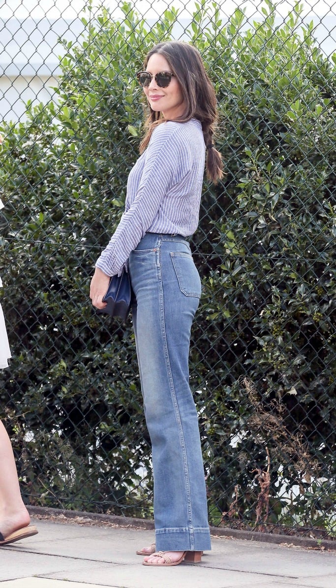 Olivia Munn đơn giản nhưng vẫn đầy phong cách. Nữ diễn viên khoe những đường cong nóng bỏng của mình với lựa chọn trang phục đậm phong cách thập niên 90.    