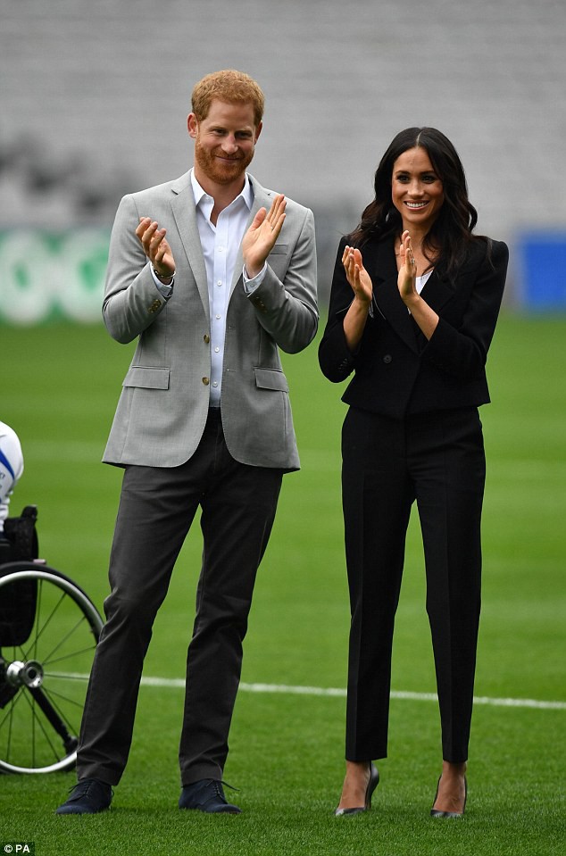 Đến thăm thú Croke Park - một sân vận động ở Dublin (Ireland), Công nương Meghan chọn diện một bộ suit đen và đi giày cao gót trên sân cỏ.    
