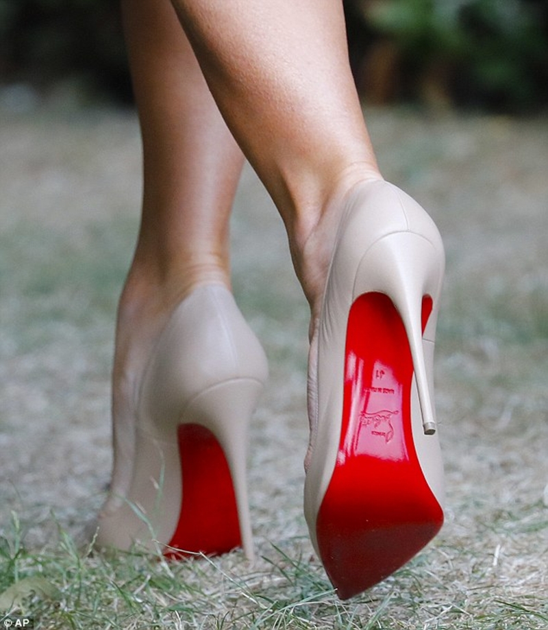 Đôi giày cao gót tông màu nude thương hiệu Louboutins của Đệ Nhất Phu nhân mang cũng có giá gần 18 triệu đồng.    