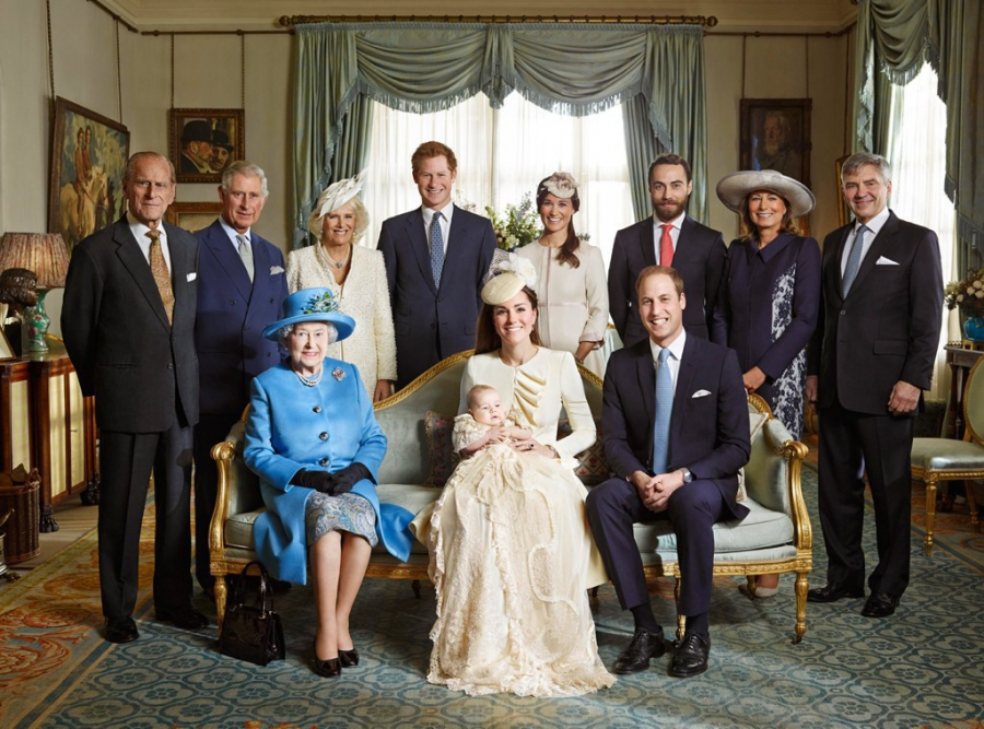 Tại bức ảnh lễ rửa tội của hoàng tử Geogre, nữ hoàng Elizabeth II mặc trang phục màu xanh dương khá nổi còn bà Carole Middleton mặc bộ váy tím than tối màu.    
