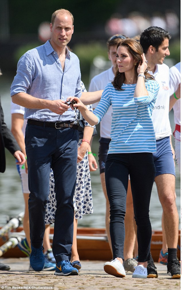 Trong khi đó, Công nương Kate cao đến 1m77 - không quá khập khiễng khi đi cạnh Hoàng tử William cao 1m87, kể cả khi cô đi giày bệt. Chính vì yếu tố chiều cao bẩm sinh này mà Kate luôn coi trọng sự thoải mái, trong khi Meghan luôn lựa chọn giày cao gót trong mọi hoàn cảnh.    