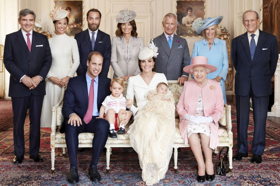 Còn trong lễ rửa tội của công chúa Charlotte, trang phục màu xanh baby của nữ công tước Camilla Parker thậm chí còn có phần 
