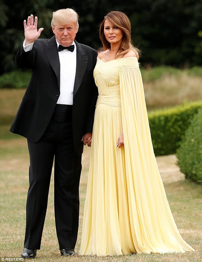 Cuộc đổ bộ thời trang của Melania Trump tại xứ sở sương mù vẫn chưa có dấu hiệu dừng lại, khi bà và Tổng thống Mỹ tiếp tục thay đổi trang phục để chuẩn bị đến sự kiện đặc biệt, được tổ chức tại nơi sinh cố Thủ tướng Anh quốc – Winston Churchill ở Oxford.    