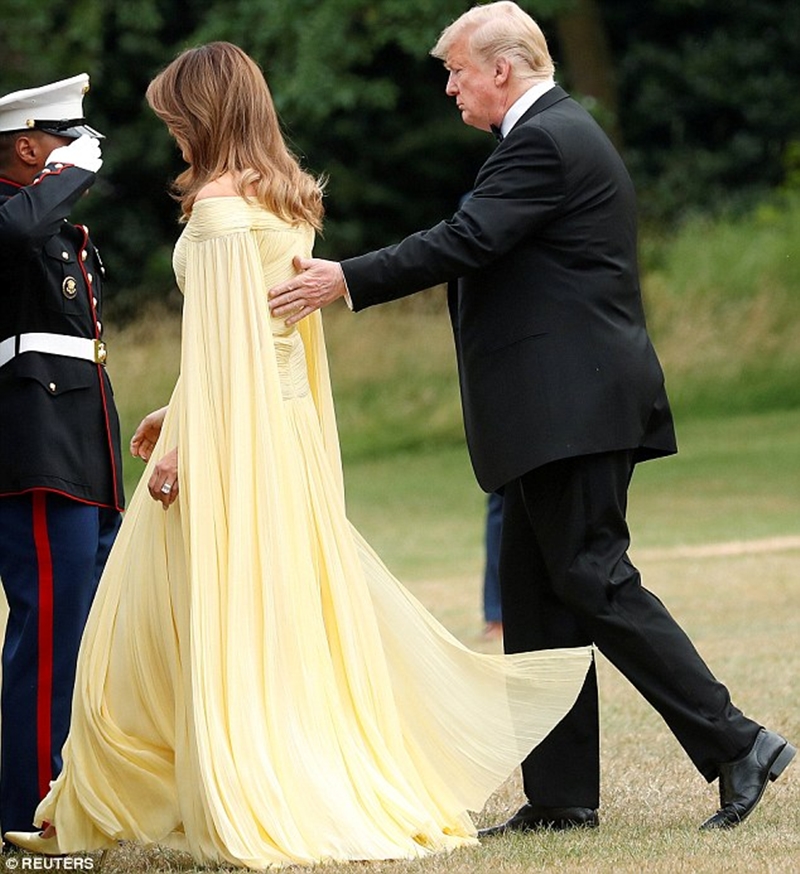Một số phiên bản khác của bộ váy được bày bán với giá khoảng hơn 88 triệu đồng (4190 USD). Riêng mẫu váy màu vàng của bà Trump ước tính sẽ có giá hơn 117 triệu đồng.    