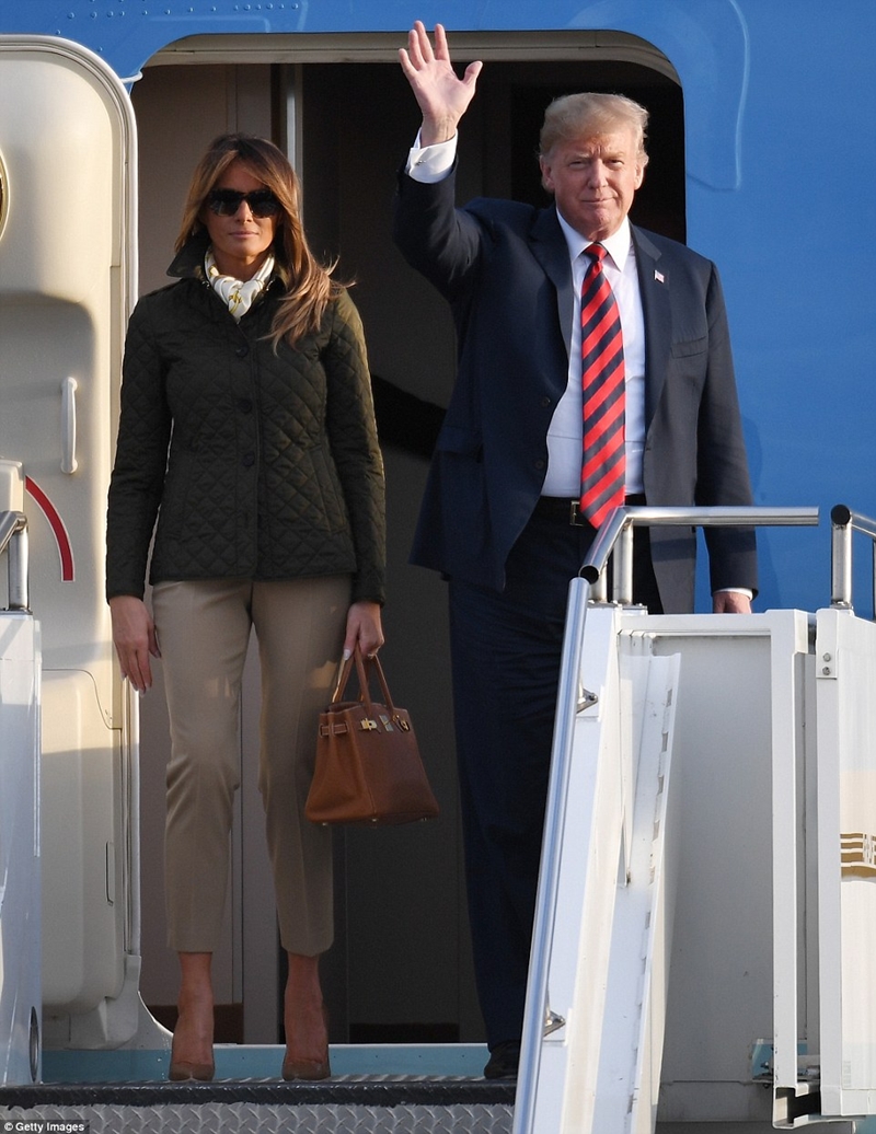Kết lại hành trình công du 2 ngày tại vương quốc Anh, vợ chồng Tổng thống Mỹ đã cùng nhau bay đến Scotland. Khác với vẻ ngoài kiều diễm trước đó, Melania Trump chọn cho mình một bộ trang phục khá ấm cúng với áo khoác của Burberry, trị giá gần 13 triệu đồng.    