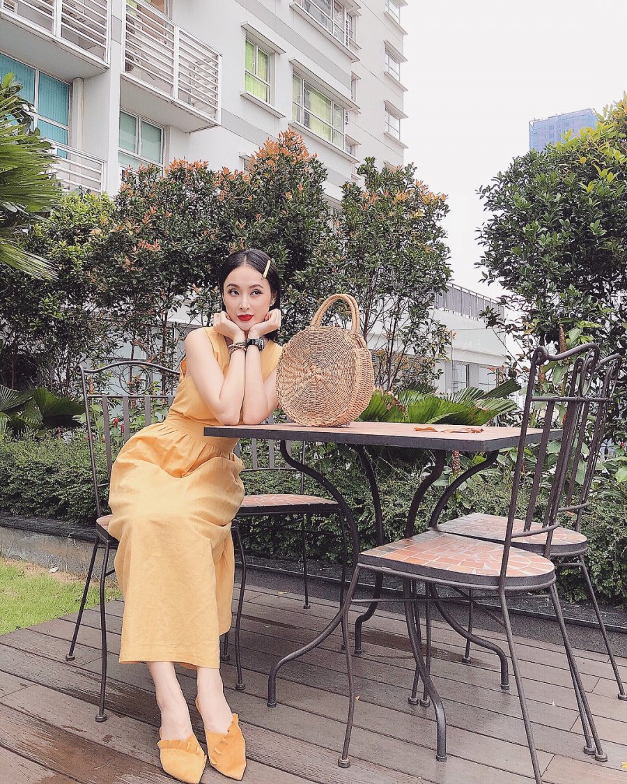Không chỉ diện đơn thuần mỗi một thiết kế váy vàng, Angela Phương Trinh còn chú ý chọn phụ kiện xuyệt tông với váy. Thiết kế càng xinh hơn khi điểm xuyết thêm túi cói, đôi mule cùng chiếc cặp tóc xinh xắn cùng tông.    