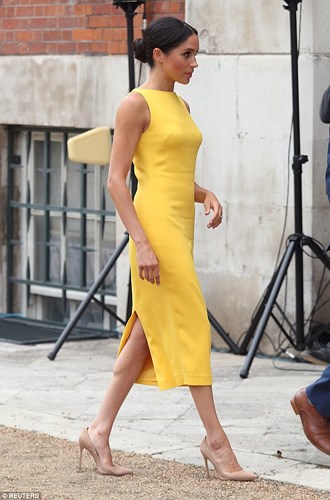 Nàng tân Công nương còn phá cách khi diện mẫu váy vàng hoàng yến nổi bật trong một sự kiện tổ chức tại London. Sắc vàng đang là  xu hướng thời trang năm nay. Cùng với đó cô kết hợp váy của nhà thiết kế  Brandon Maxwell với giày cao gót màu nude của Manolo Blahnik và khuyên tai đính đá Adina Reyter.  