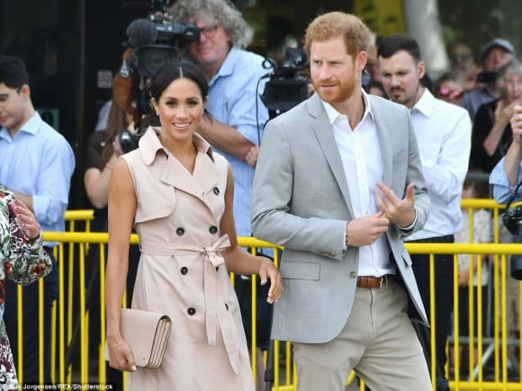 Mặc dù make-up nhẹ nhàng, để tóc búi gọn gàng phía sau nhưng Công nương Meghan Markle vẫn nổi bật khi sánh bước bên ông xã. Bên cạnh đó, cô còn sử dụng phụ kiện túi cầm tay đồng màu trang phục và giày cao gót màu nude.    