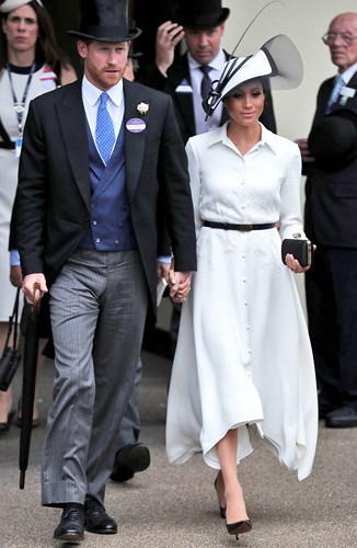 Tại sự kiện Royal Ascot cô diện váy, thắt lưng, clutch, giày của Givenchy và mũ Philip Treacy. Tổng giá trị set đồ khoảng 257 triệu VNĐ.  