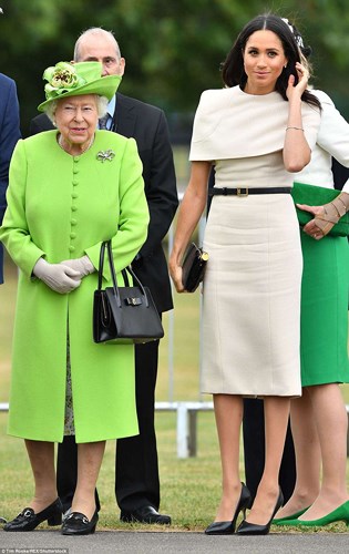 Tham dự sự kiện cùng Nữ hoàng Anh , nàng dâu mới của Hoàng gia đã gây ấn tượng bởi phong cách thời trang thanh lịch, sang trọng nhưng vẫn có dấu ấn riêng. Cô chọn bộ đầm ôm dáng, thiết kế tay cape, dài quá đầu gối của nhà mốt Givenchy. Cô kết hợp với loạt phụ kiện thắt lưng, túi xách, giày màu đen đồng điệu  