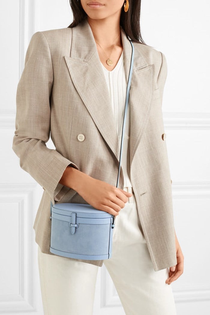 Chiếc túi đeo chéo màu xanh nhạt là điểm nhấn dịu mát cho các cô nàng sành điệu trong mùa hè. Kiểu túi này tô điểm thêm vẻ nhẹ nhàng nhưng không kém phần sang trọng và quý phái cho chị em.    