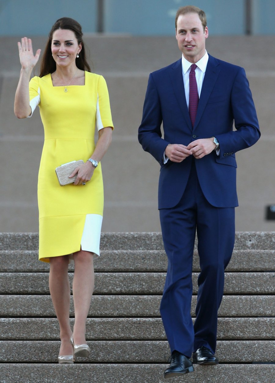 Nghe thì có vẻ lạ, nhưng đây là điều hoàn toàn thực tế. Vào năm 2014, Hoàng tử William và Công nương Kate Middleton từng có 1 chuyến công du đến Austraylia. Trong ngày đầu tiên tại đây, Công nương chọn diện mẫu váy vàng khá nổi bật của thương hiệu Roksanda.     