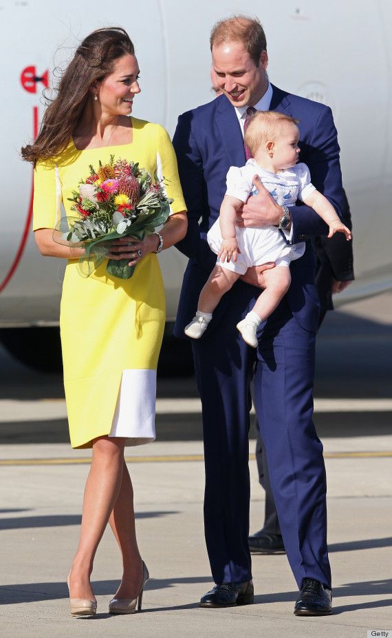 Hoàng tử William đã hài hước ví chiếc váy vàng rực rỡ của vợ mình với hình ảnh một quả chuối.    