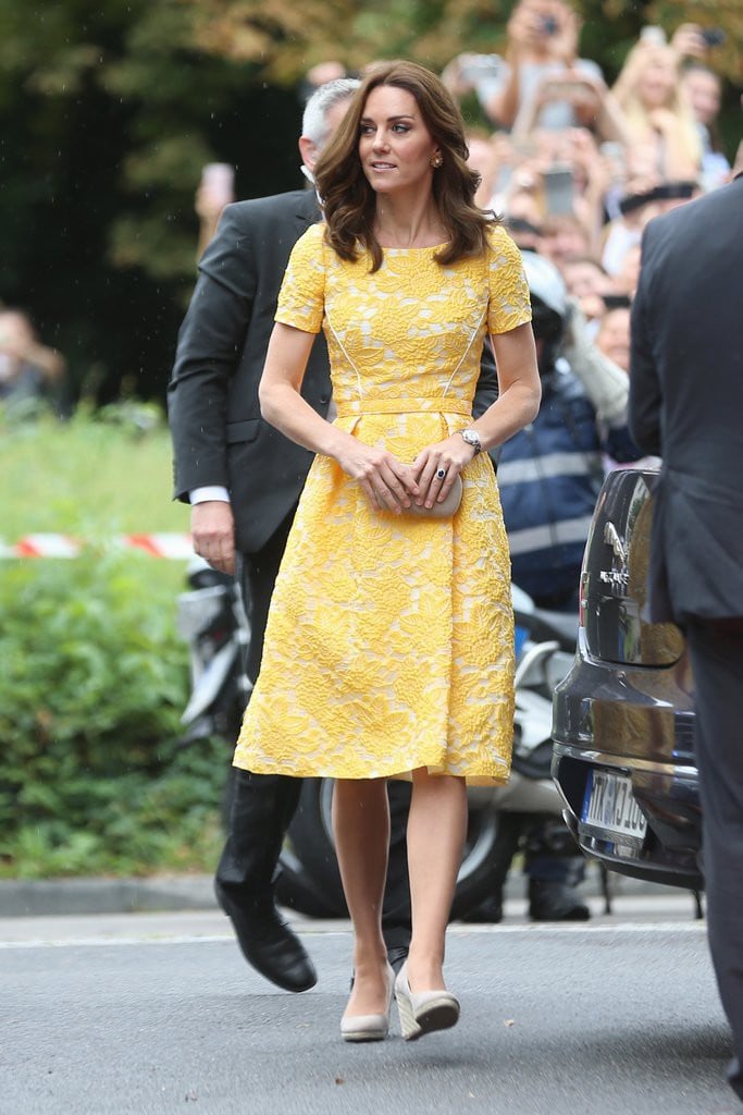 Trong quá khứ, đã nhiều lần Công nương Kate Middleton diện váy màu vàng nổi bật.    