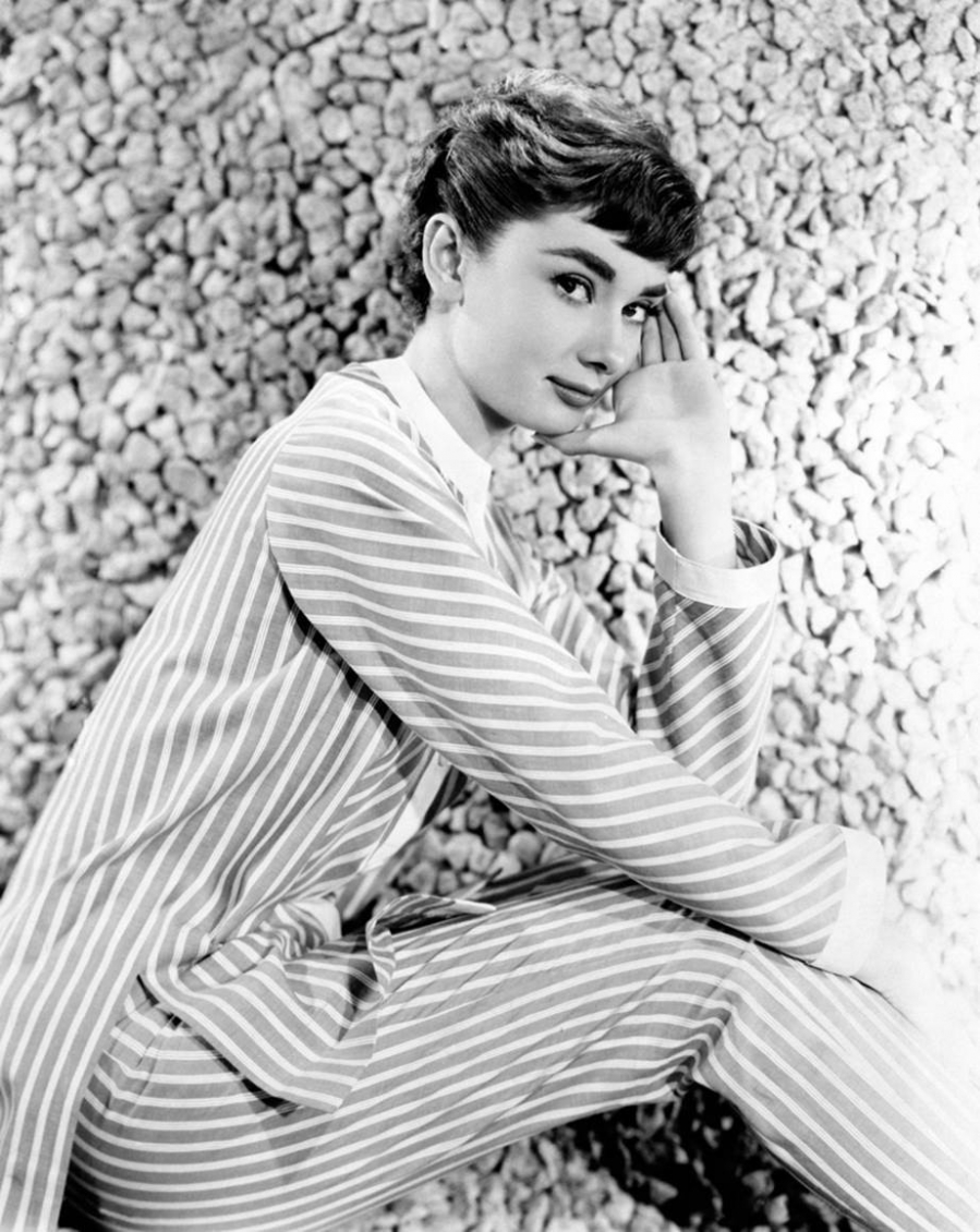 Hãy tạm quên nhan sắc có thể đốn gục mọi trái tim của Audrey Hepburn và ngắm nhìn 
