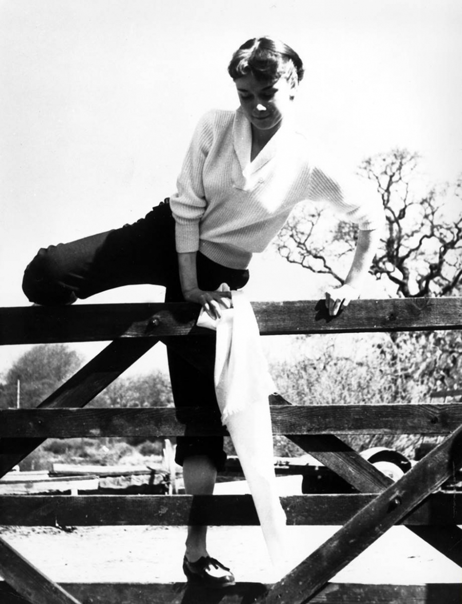 Đến đây thì hẳn nhiều người sẽ nhận ra, Audrey Hepburn vẫn thường ưu ái những đôi giày đế bệt đơn giản, thoải mái nhưng vẫn đầy nữ tính, ngọt ngào. Và cũng không thể bỏ qua set đồ bà đang diện, vô cùng thoải mái, dễ mặc mà không hề mất đi tính thời trang, ít nhất là ở thời bấy giờ.    