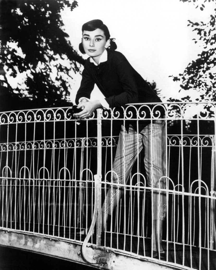 Áo sơ mi diện trong áo dài tay chính là set đồ kinh điển mỗi độ đông về mà cô nàng nào cũng mặc ít nhất một lần. Điểm nhấn của cả bộ trang phục chính là chiếc quần kẻ sọc đầy ấn tượng và với khả năng mix&match tài tình, có lẽ giới trẻ và cả những cô nàng sành mốt thời nay cũng cần phải học tập nhiều ở Audrey Hepburn.    