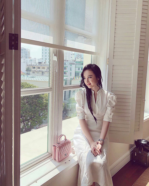 Agela Phương Trinh trở nên duyên dáng hơn khi chọn váy tay bồng phối cùng túi Chanel gam hồng phấn.    