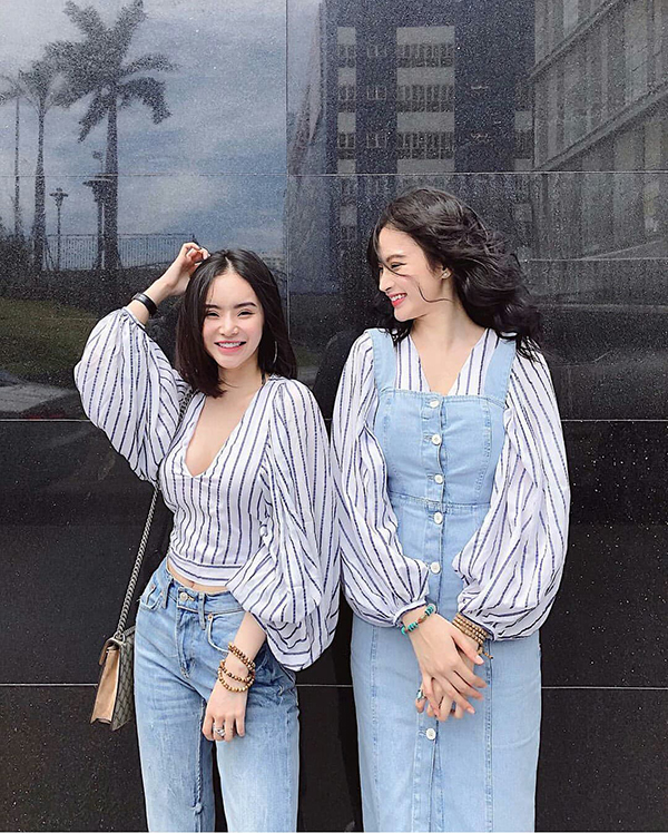 Diện cùng kiểu áo tay phồng hot trend nhưng Angela Phương Trinh và em gái Phương Trang (trái) lại có những cách mix - match khác nhau.    