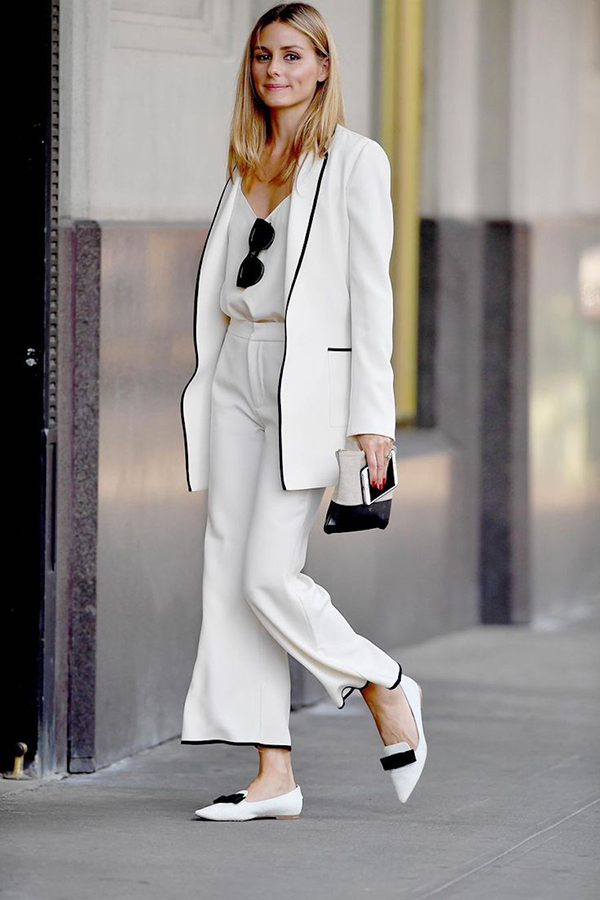 Bên cạnh sự trở lại của áo bazer kẻ trắng đen, các kiểu suit trắng thanh nhã trang trí đường viền tương phản cũng được ưa chuộng.    