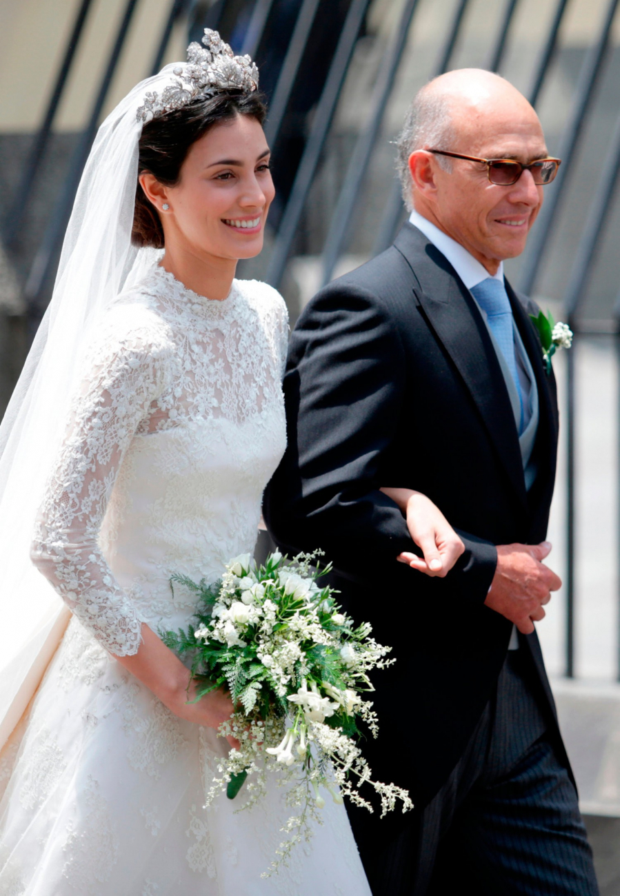 Bộ váy cưới của Alessandra là một thiết kế đến từ thương hiệu Jorge Vázquez mất hơn 600 giờ để hoàn thành.    