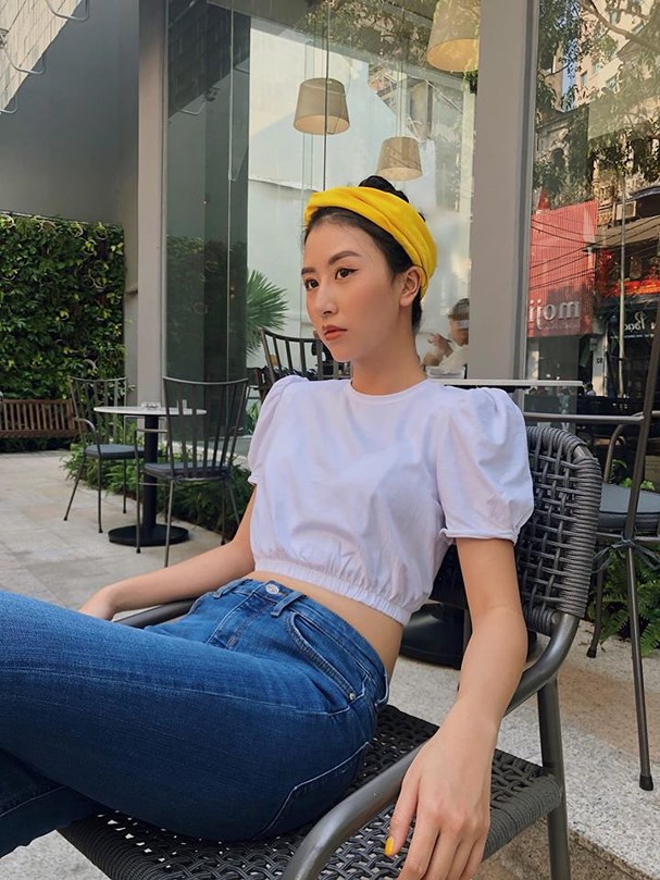 Hot girl Quỳnh Anh Shyn thể hiện vẻ trẻ trung khi diện set đồ cop- top với quần lửng cao, nhấn nhá thêm khăn turban trên đầu đem đến màu sắc tươi mới, mát mẻ của ngày hè.    