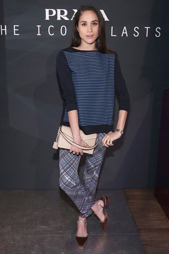 Meghan mặc trẻ trung và giản dị trong show diễn của Prada ở New York.  