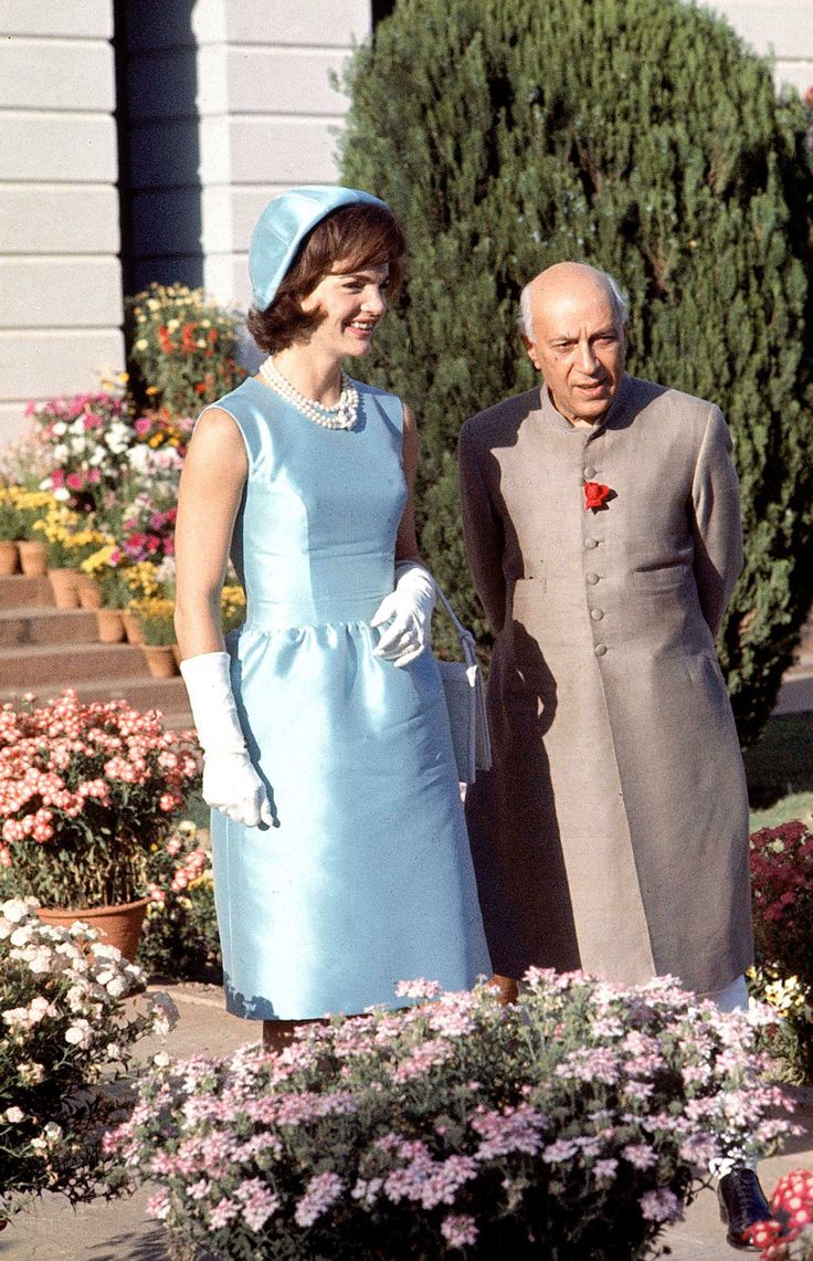 Trong chuyến viếng thăm Ấn Độ vào tháng 3 năm 1962, Đệ nhất Phu nhân Hoa Kỳ thể hiện nét tinh tế trong mẫu đầm suôn màu xanh ngọc bích trang nhã. Phụ kiện đi cùng như mũ lụa, găng tay và trang sức ngọc trai giúp tôn vẻ kiều diễm cho Jackie Kennedy. 