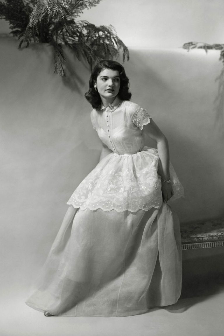 Đây là hình ảnh của Jacqueline Bouvier năm 1948 trước khi trở thành phu nhân Tổng thống John F. Kennedy. Mái tóc ngắn bồng bềnh cùng mẫu đầm xòe bồng duyên dáng đã tô điểm thêm nét đẹp thanh xuân của bà thời bấy giờ. 