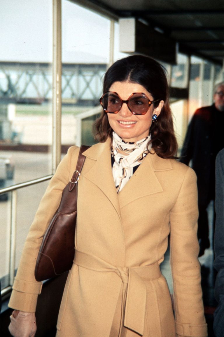 Đầu những năm 1970s, bà thường diện những mẫu áo khoác màu sắc trung tính và thanh nhã. Khăn quàng và kính mắt to bản trở thành phụ kiện được ưa chuộng. 
