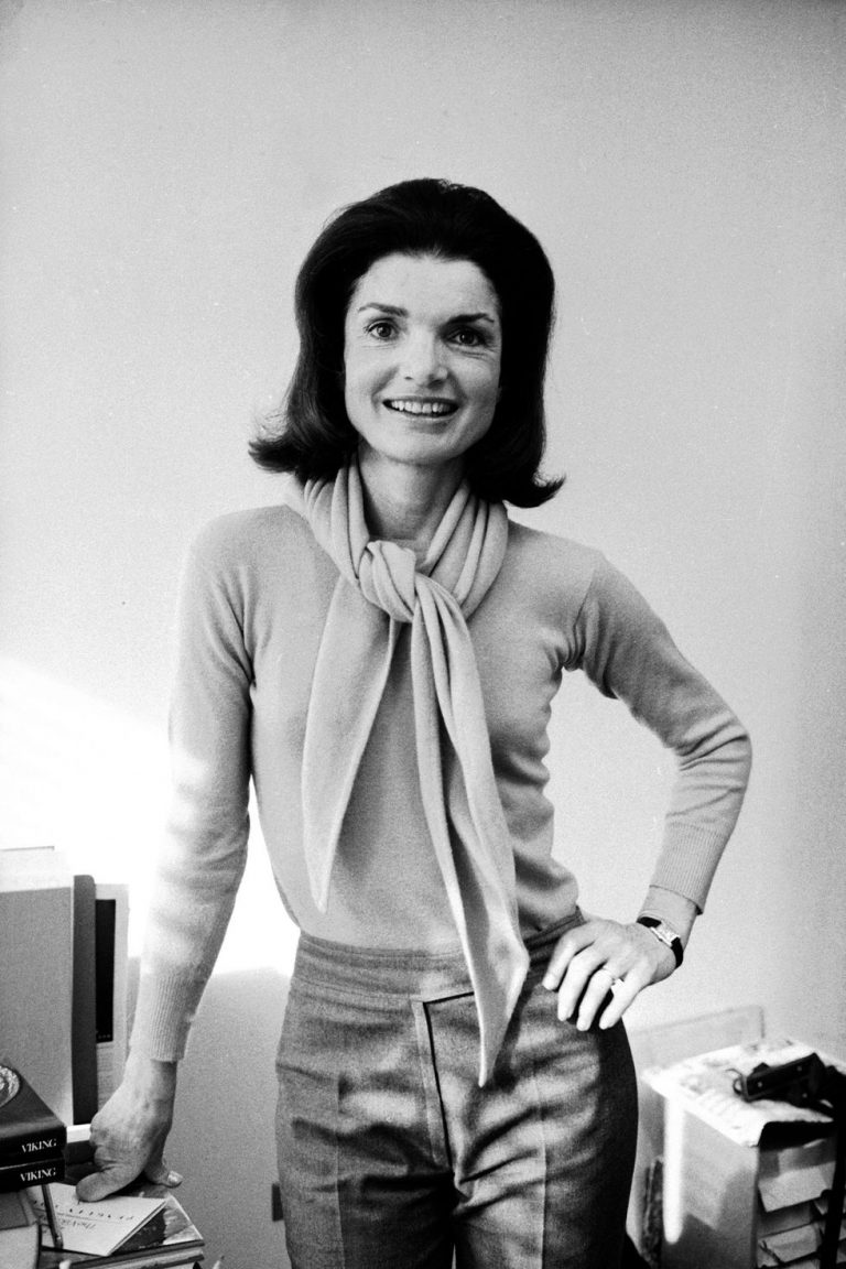 Từ năm 1977 cho đến những năm đầu thập niên 80s, phong cách thời trang của bà nghiêng dần về xu hướng tối giản và tiết chế tối đa phụ kiện cùng màu sắc đi kèm. Áo thun, áo sơ mi và quần âu, quần ngắn luôn đồng hành cùng bà trong các công việc thường nhật. 