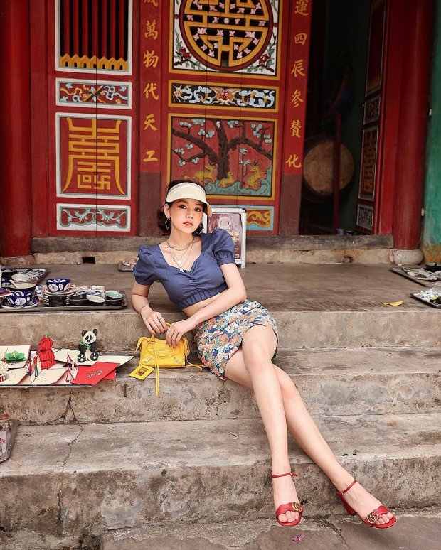 Chi Pu khoe street style bắt mắt cùng chân váy hoa phối với chiếc áo croptop tay bồng - items đang 