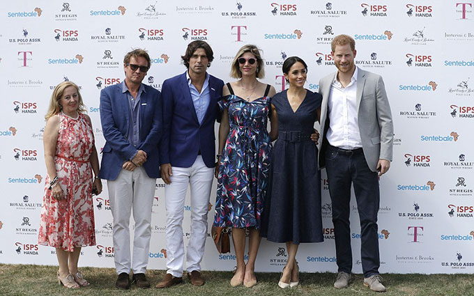 Cặp vợ chồng mới cưới đi cùng vợ chồng người mẫu kiêm vận động viên polo quốc tế Nacho Figueras và CEO, chủ tịch của quỹ từ thiện, Cathity Ferrier và Johnny Hornsby.    