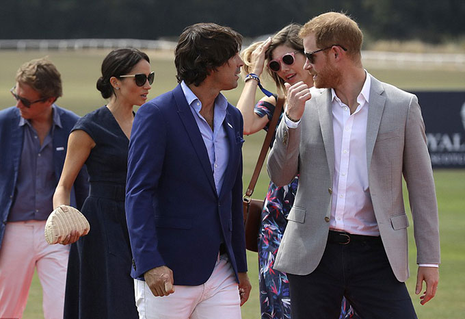 Theo một thông tin đáng tin cậy cho biết, vợ chồng Meghan thưởng thức bữa trưa với các nhà tài trợ trước khi trận đấu diễn ra. Sau đó, Hoàng tử Harry xuống sân chơi, Meghan lên khán đài cổ vũ.  