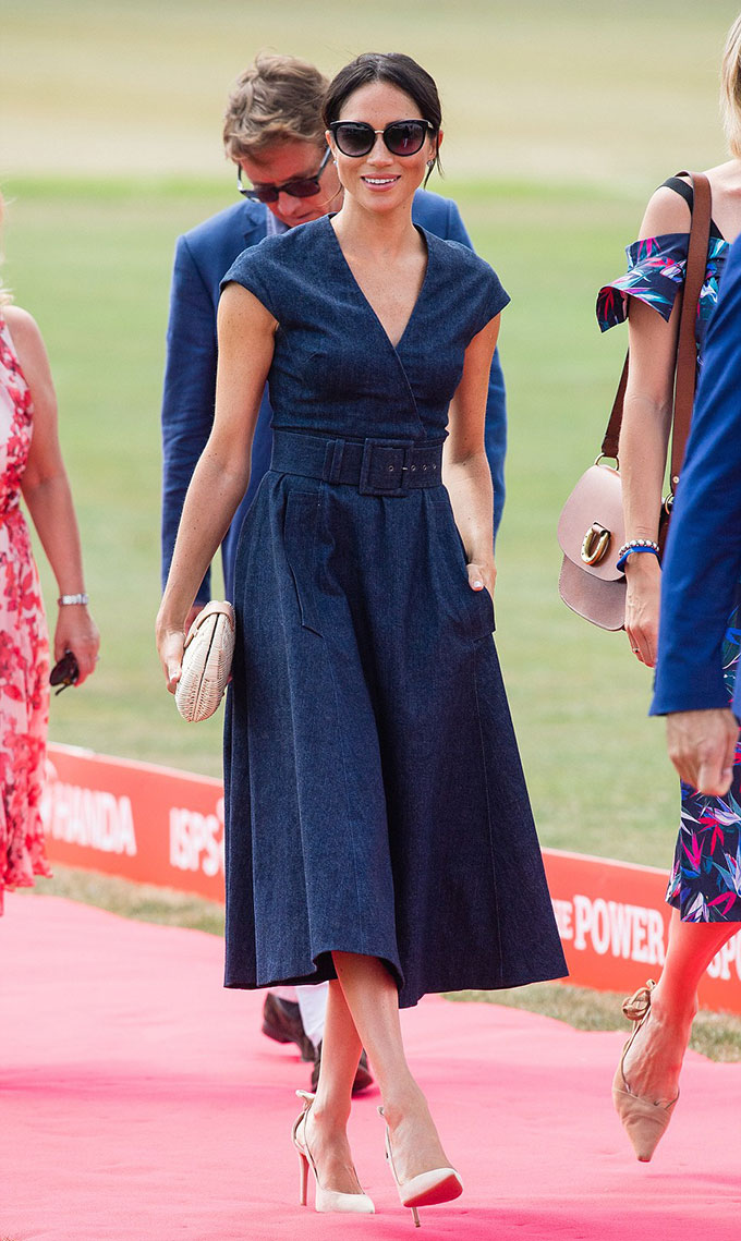 Nữ công tước xứ Sussex xuất hiện thanh lịch trong một chiếc váy màu xanh navy kiểu những năm 50 của thế kỷ trước được thiết kế bởi Carolina Herrera tại trận đấu tranh cúp Sentebale Polo ở Berkshire để hỗ trợ cho tổ chức từ thiện cùng tên mà Công tước xứ Sussex đang là thành viên tích cực.