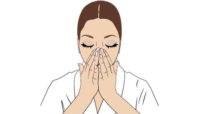 Nhắm mắt lại và đưa hai lòng bàn tay úp nhẹ vào mặt rồi hít thở một vài giây để tận hưởng mùi hương của tinh dầu.    