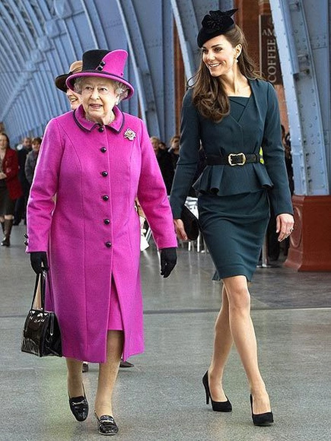 Khi tham gia sự kiện cùng Nữ hoàng, Kate sẽ chọn giày gót nhọn thông thường, hoặc cùng lắm là giày gót vuông    