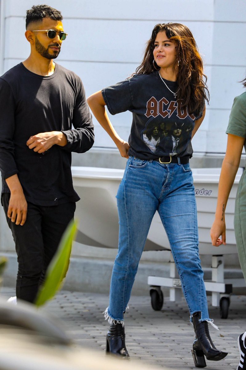 Dạo phố với bạn bè, Selena Gomez diện trang phục đơn giản với áo t-shirt, quần jeans và boots da.    