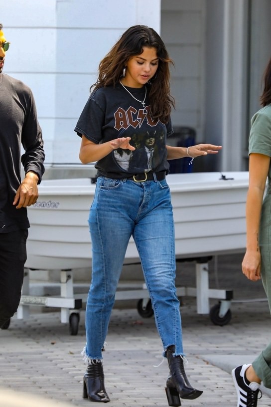 Chỉ đi dạo phố, Selena Gomez đã diện bộ trang phục có tổng trị giá hơn gần nửa tỷ đồng.    