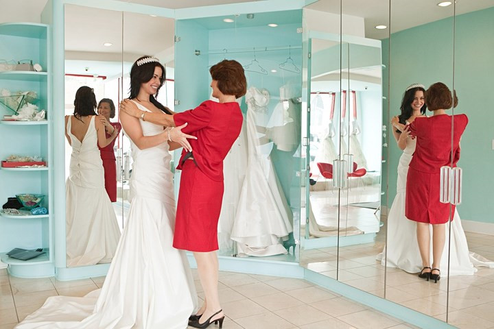Không nên mua cùng lúc váy cưới và phụ kiện đi kèm. Các nhà tư vấn váy cưới thường mang thêm một số đồ trang sức, phụ kiện tóc hoặc giày để phối cùng chiếc váy cưới của bạn nhưng đó không phải là những lựa chọn hoàn hảo phù hợp với bộ váy của bạn.  