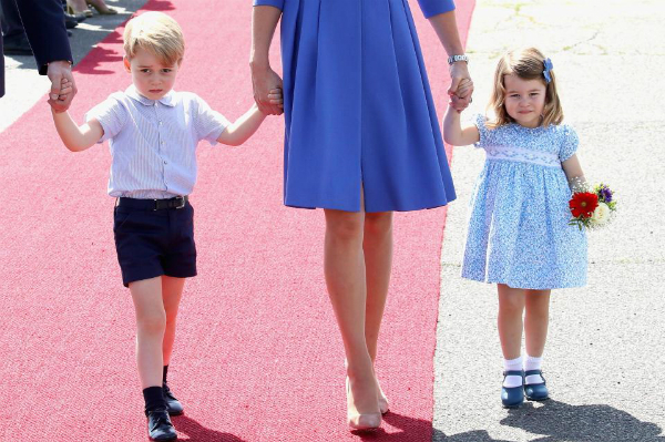 Hoàng tử George và Công chúa Charlotte chưa bao giờ xuất hiện với trang phục quần dài.    
