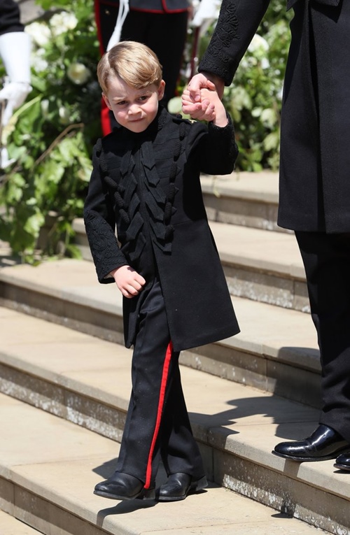 Hoàng tử nước Anh thường được bố mẹ chưng diện những gam màu đơn giản như đen - trắng, xanh da trời,...    
