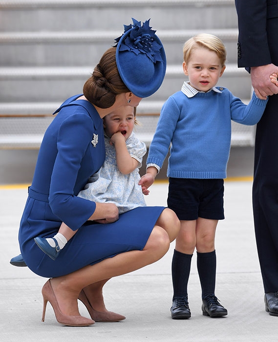 Khi xuất hiện trên một chuyến bay cùng bố mẹ, hoàng tử nhí đã gây sốt với bộ trang phục sơ mi mix cùng áo len xanh, quần lửng đen.