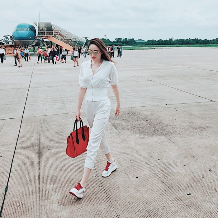 Bảo Thy khoe thời trang sân bay đẹp mắt với cả set đồ trắng mix ton-sur-ton với giầy và túi xách gam đỏ.    